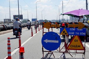 Cầu Bình Phước 1 tạm thời cấm xe trên 16 chỗ để đảm bảo an toàn (ảnh M.Q)