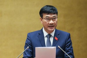 Chủ nhiệm Ủy ban Kinh tế Vũ Hồng Thanh trình bày báo cáo thẩm tra.