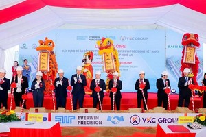Lãnh đạo tỉnh Nghệ An, Tập đoàn Everwin, VSIP Nghệ An, huyện Hưng Nguyên thực hiện nghi thức khởi công dự án.