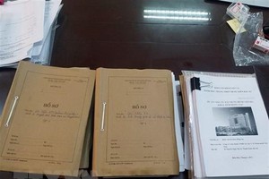 Nhiều tài liệu liên quan đến vụ án vi phạm quy định về đấu thầu gây hậu quả nghiêm trọng xảy ra tại Bệnh viện Đa khoa tỉnh Đồng Nai, Công ty cổ phần Tiến bộ Quốc tế (AIC) và các đơn vị liên quan bị lực lượng chức năng thu giữ. (Ảnh: Phạm Kiên/TTXVN)