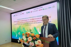 Ông Hervé Conan, Giám đốc Cơ quan phát triển Pháp tại Hà Nội (AFD) chủ tọa phiên tham luận về “Biến đổi khí hậu”