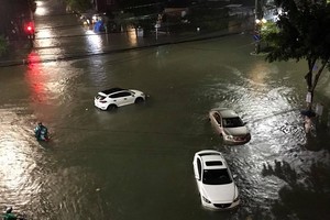Ngập nước ở TP. Quảng Ngãi, tỉnh Quảng Ngãi khiến hàng loạt phương tiện bị chết máy sau một trận mưa lớn. Ảnh: Thanh Chung.
