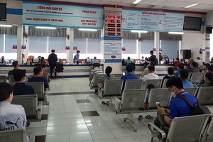 Người dân đến ga Sài Gòn mua vé tàu Tết Quý Mão 2023. (Ảnh: CTV/Vietnam+)