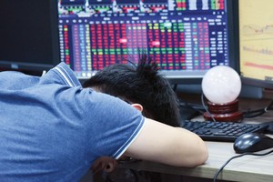 Tâm lý bi quan khiến nhà đầu tư bán tháo cổ phiếu để rút tiền về.