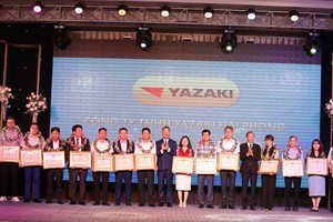 Thừa uỷ quyền của TGĐ BHXH Việt Nam, Phó TGĐ BHXH Việt Nam Trần Đình Liệu trao Bằng khen cho các doanh nghiệp.