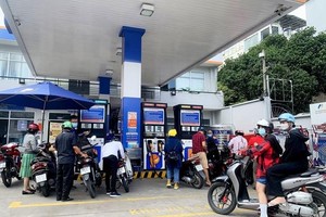 Người dân đổ xăng tại một cây xăng trên đường Hoàng Văn Thụ, quận Phú Nhuận. (Ảnh: Hồng Đạt/TTXVN)