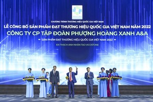 Ông Lưu Công An PTGĐ Tập đoàn Phenikaa, đại diện nhận biểu trưng Thương hiệu quốc gia 2022.