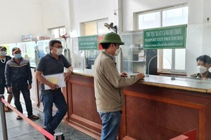 Người dân làm thủ tục xuất cảnh tại cửa khẩu Nậm Cắn, tỉnh Nghệ An. Ảnh minh hoạ.