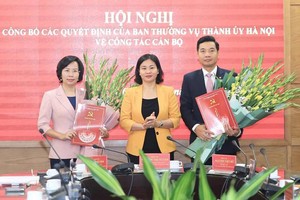 Phó Bí thư Thường trực Thành ủy Hà Nội Nguyễn Thị Tuyến trao Quyết định của Ban Thường vụ Thành ủy các đồng chí Bùi Huyền Mai và Nguyễn Việt Hà tại quận Thanh Xuân. (Ảnh: Phạm Hùng)