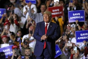 Cựu Tổng thống Mỹ Donald Trump phát biểu tại chiến dịch vận động tranh cử ở Warren, Michigan, ngày 1/10/2022. (Ảnh: AFP/TTXVN)