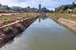 Dự án Kè chống sạt lở suối Hội Phú do UBND TP.Pleiku làm chủ đầu tư. Ảnh: T.C