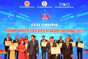 Đ/c Hoàng Quang Phòng - Phó Chủ tịch VCCI (bên phải) trao Bằng khen “Doanh nghiệp tiêu biểu vì người lao động” của VCCI và đ/c Nguyễn Ngọc Hiển - Ủy viên Đoàn Chủ tịch Tổng Liên đoàn Lao động Việt Nam, Tổng biên tập báo Lao Động (bên trái) tặng Kỷ niệm chương cho ông Hồng Quang - Thành viên HĐQT kiêm Giám đốc Khối Nhân sự, Chủ tịch Công đoàn Vietcombank - đại diện Vietcombank.