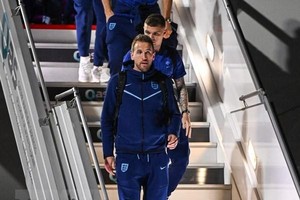 Tiền đạo Harry Kane (trước) cùng các đồng đội tuyển Anh tới sân bay quốc tế Hamad ở Doha, Qatar ngày 15/11/2022. Ảnh: AFP/TTXVN