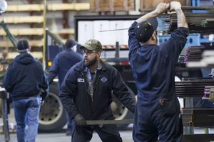 Công nhân tại một nhà máy ở Mỹ. (Nguồn: Ejinsight)