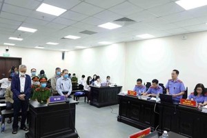 Đại diện Viện Kiểm sát công bố bản cáo trạng với các bị cáo tại phiên tòa. (Ảnh: Phạm Kiên - TTXVN)