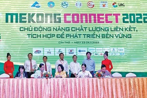 Đại diện TP. Cần Thơ, An Giang, Bến Tre, Đồng Tháp và Hội Lương thực Thực phẩm TP.HCM ký kết hợp tác phát triển vùng nguyên liệu bền vững cho ngành lương thực, thực phẩm.