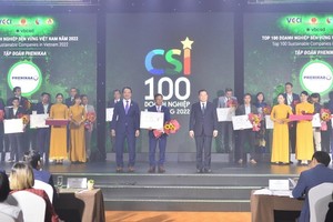 Đại diện Ban Lãnh đạo Tập đoàn Phenikaa nhận bằng chứng nhận Top 100 Doanh nghiệp Phát triển bền vững.