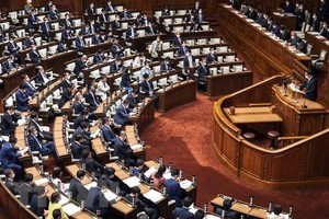 Thủ tướng Nhật Bản Fumio Kishida phát biểu tại phiên họp Quốc hội ở Tokyo. (Ảnh: AFP/TTXVN)