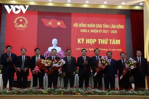 Lãnh đạo HĐND tỉnh Lâm Đồng tặng hoa chúc mừng các cán bộ giữ chức vụ ở vị trí công tác mới.