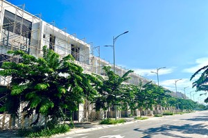 Các dãy LK 4,5 của The Light City đang gấp rút hoàn thiện mặt ngoài.