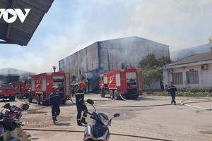 Lực lượng chức năng đang phun nước làm mát tránh ngọn lửa bùng phát trở lại.