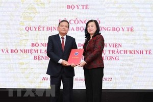 Bộ trưởng Bộ Y tế Đào Hồng Lan trao Quyết định bổ nhiệm Giám đốc Bệnh viện Phổi Trung ương cho Tiến sỹ, bác sỹ Đinh Văn Lượng. (Ảnh: Thanh Tùng/TTXVN)