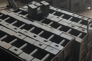 Quả cân chuẩn M1 tại nhà kho tạm của Trung tâm Ứng dụng KHCN tỉnh Bắc Giang. (Ảnh: Đặng Nam)