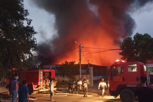 Một vài xe cứu hỏa cùng hàng chục cán bộ chiến sĩ liên tục dập lửa suốt hơn một giờ đồng hồ. Ảnh: Người dân cung cấp