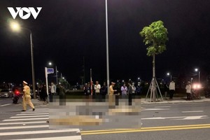 Cảnh sát giao thông Công an quận Ngũ Hành Sơn bảo vệ hiện trường.