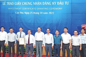 Cần Thơ đang là điểm đến của nhiều doanh nghiệp, nhà đầu tư. Trong ảnh: Lãnh đạo TP. Cần Thơ trao giấy chứng nhận cho nhà đầu tư Khu công nghiệp VSIP Cần Thơ.