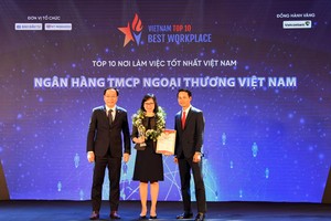 Ông Trương Minh Tiến - Phó tổng giám đốc Viet Research (bên phải) và ông Đặng Tuấn Khánh - Ủy viên Ban Biên tập Báo Đầu tư (bên trái) trao biểu trưng và chứng nhận Top 10 Nơi làm việc tốt nhất Việt Nam cho bà Tô Thị Phương Dung - Trưởng phòng Chính sách và kế hoạch nhân sự Vietcombank.