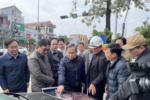 Ông Vũ Đại Thắng, Bí thư Tỉnh ủy Quảng Bình tại chuyến kiểm tra Dự án đường nối từ đường tỉnh 567B với đường ven biển, TP. Đồng Hới. Nguồn: qbtv.