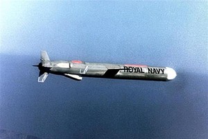 Tên lửa Tomahawk của Hải quân Hoàng gia Anh được phóng từ một địa điểm bí mật. (Ảnh: AFP/TTXVN)