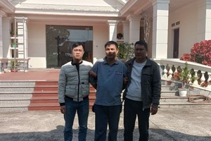 Đối tượng Vũ Huy Toàn (đứng giữa) bị bắt giữ khi đang lẩn trốn tại thành phố Móng Cái, tỉnh Quảng Ninh.