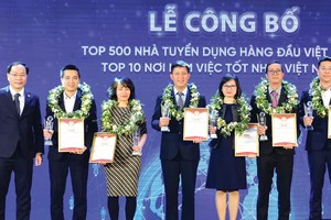 Ban tổ chức trao cúp và chứng nhận cho đại diện 10 doanh nghiệp lọt Top 10 nơi làm việc tốt nhất Việt Nam năm 2022.