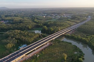 Toàn cảnh cây cầu và đường nối tỉnh Tây Ninh với Bình Dương.