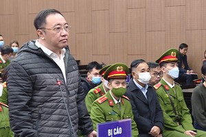 Cựu Giám đốc Bệnh viện Đa khoa Đồng Nai khẳng định mình nhận tiền cảm ơn, không phải nhận hối lộ. Ảnh: Trần Tâm.