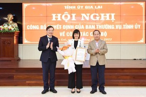 Ban Thường vụ Tỉnh ủy Gia Lai đã trao quyết định cho bà Nguyễn Thị Thanh Lịch giữ chức Phó Bí thư Ban cán sự Đảng UBND tỉnh, nhiệm kỳ 2021-2026. Ảnh: Đức Thụy.