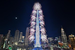 Màn trình diễn pháo hoa đón Năm mới tại tháp Burj Khalifa ở Dubai, UAE, ngày 31/12/2022. Ảnh: AFP/TTXVN.