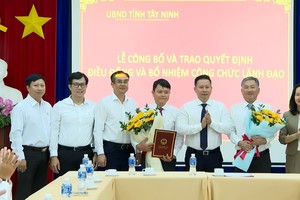 Ông Nguyễn Thanh Ngọc trao quyết định bổ nhiệm ông Kiều Công Minh (thứ 4 từ trái sang) giữ chức Giám đốc Sở Kế hoạch và đầu tư.