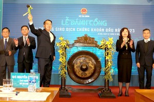 Lễ đánh cồng khai trương giao dịch chứng khoán đầu năm 2023 - buổi lễ truyền thống được tổ chức hàng năm tại Sở Giao dịch chứng khoán Hà Nội.