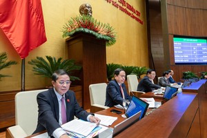 Các vị chủ toạ kỳ họp bấm nút biểu quyết Nghị quyết về Quy hoạch tổng thể quốc gia thời kỳ 2021 - 2030, tầm nhìn đến năm 2050.