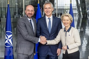 Tổng thư ký Tổ chức Hiệp ước Bắc Đại Tây Dương (NATO) Jens Stoltenberg (giữa), Chủ tịch Hội đồng châu Âu Charles Michel (trái) và Chủ tịch Ủy ban châu Âu (EC) Ursula von der Leyen. (Nguồn: NATO)