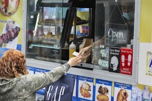 Một quầy bán đồ ăn trên đường phố New York (Mỹ) ngày 11/5/2022. (Ảnh: THX/TTXVN)