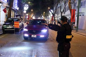 Cán bộ, chiến sỹ tổ công tác Y14/141 kiểm tra nồng độ cồn tài xế ôtô tại tuyến phố Tràng Thi-Quán Sứ. (Ảnh: Phạm Kiên/TTXVN).
