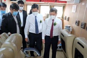 Lãnh đạo TP Đà Nẵng trong một chuyến kiểm tra các phương tiện vận tải đường thuỷ nội địa.