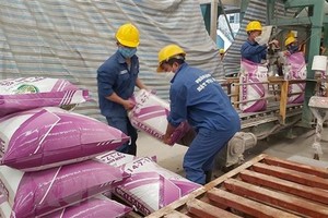 Dây chuyền sản xuất phân bón tại Nhà máy phân bón Long Mỹ. (Ảnh: Hồng Nhung/TTXVN)