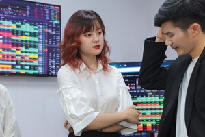 Nhiều nhà đầu tư đang băn khoăn giữa việc tích lũy dần cổ phiếu, hay đứng ngoài chờ thị trường điều chỉnh thêm.