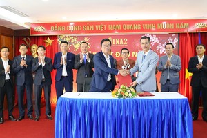 Đại diện HĐQT và Đại diện Ban Tổng giám đốc ký kết thực hiện nhiệm vụ SXKD năm 2023.