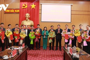 Lãnh đạo Tỉnh ủy Bắc Kạn trao quyết định luân chuyển, điều động, bổ nhiệm cán bộ sở, ngành, địa phương.